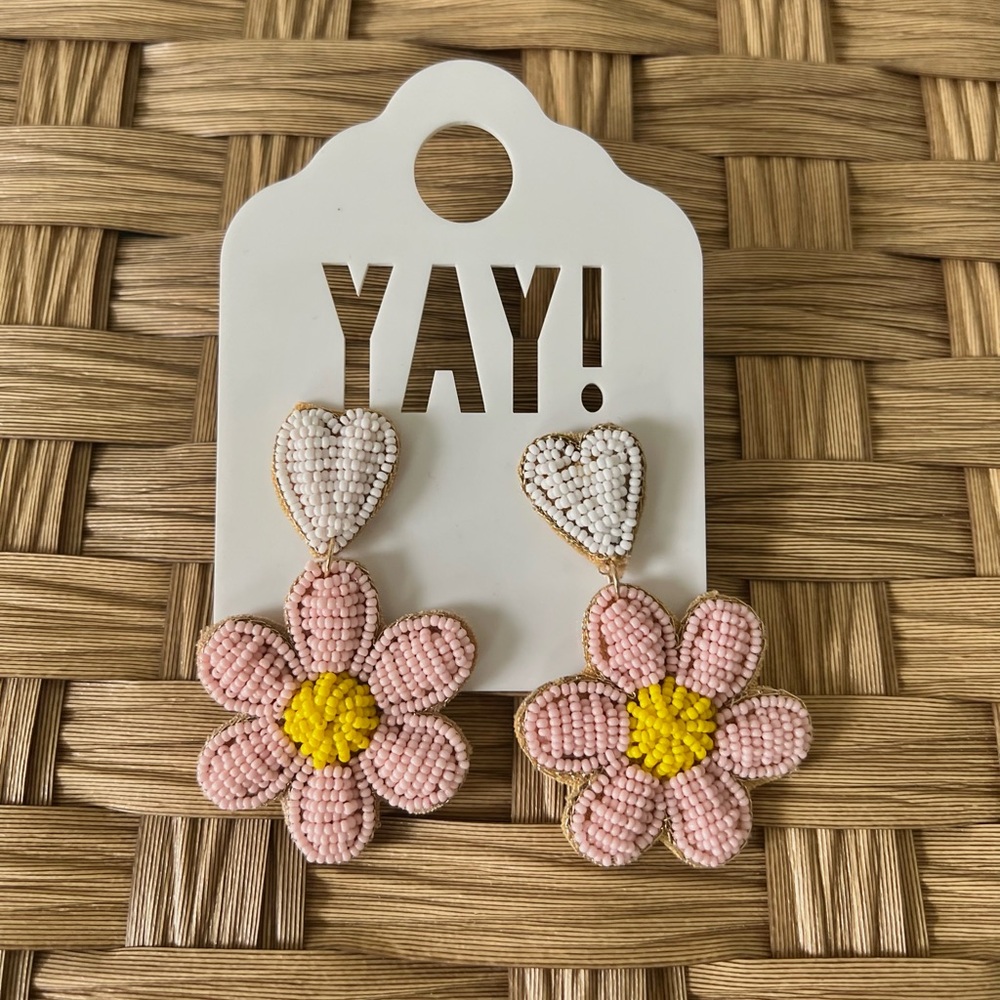 Handmade Beaded Daisy Earrings 🌸 Local Artisan - Brand New